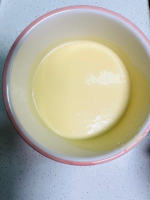 Tambahkan krim kental: Tuang kembali krim kental dan aduk rata. Ini adalah pasta Basque asli.