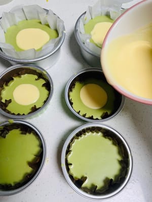 Rasa Pistachio: Tambahkan 50g pasta pistachio ke sisa adonan dan aduk rata. Untuk tekstur yang lebih halus, Anda bisa mengayak adonan; saya tidak mengayaknya untuk menghindari pemborosan bahan, dan teksturnya tetap enak.

Efek Dua Warna: Pertama, tuang adonan pistachio ke dalam cetakan, lalu tuang adonan polos yang tersisa di tengah untuk efek dua warna; untuk menghindari efek dua warna, cukup tuang adonan ke dalam cetakan, isi sekitar 80% penuh.