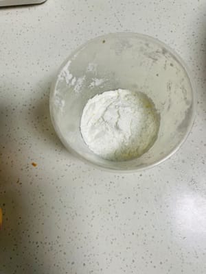 Persiapan bahan: Pertama, timbang tepung maizena dan sisihkan. Keluarkan telur terlebih dahulu agar mencapai suhu ruangan. Lapisi cetakan dengan kertas roti Basque agar tidak berantakan nantinya.