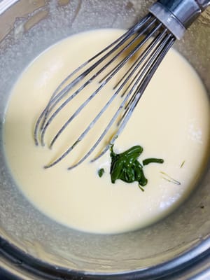 Variasi Dua Warna (opsional): Saya ingin membuat dua warna, jadi pertama-tama saya ambil 80g pasta polos dan sisihkan; jika Anda tidak membuat dua warna, Anda dapat melewatkan langkah ini.