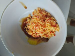aggiungere 1 cucchiaino di polvere di pollo, 1 cucchiaio di salsa di ostriche, 1 cucchiaio di salsa di soia e sale a piacere in una ciotola