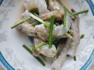 Tagliare il dorso, togliere il filo al gambero, sfumare con il vino da cucina e lasciare marinare per 5 minuti.