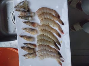 Togliere la testa e il carapace ai gamberi.