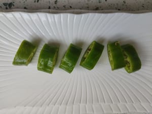 Tagliare il peperone a spicchi.
