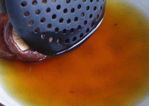 funghi shiitake ammollati in acqua