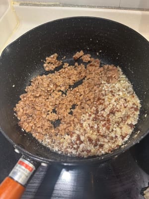 Quindi tritare anche i funghi shiitake e continuare a soffriggere