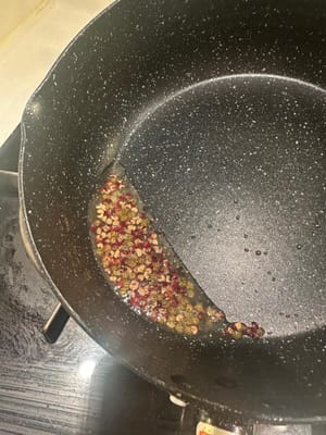 aggiungere il pepe di Sichuan a circa 50 g di olio freddo e lasciarlo soffriggere lentamente nell'olio per ottenere l'olio di pepe di Sichuan