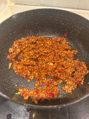 dopodiché, aggiungere la pasta di fagioli piccante e la pasta di soia