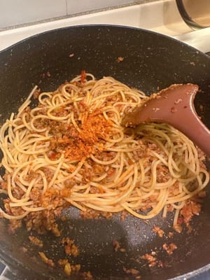 quindi aggiungere peperoncino in polvere, olio al peperoncino, aceto, sale e pepe