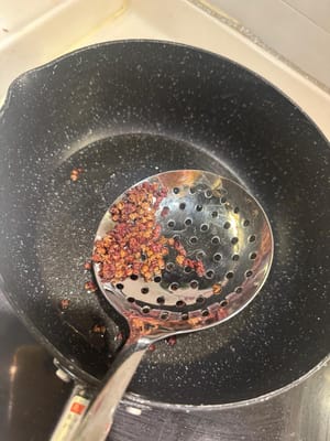 Una volta che la tua cucina è piena di questo odore aromatico di pepe di Sichuan, toglilo dall'olio