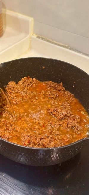 E versare l'acqua dei funghi shiitake