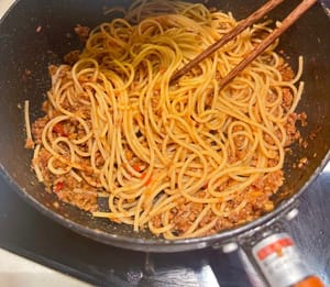 quindi aggiungere peperoncino in polvere, olio al peperoncino, aceto, sale e pepe