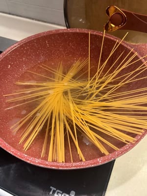 Preparare una pentola d'acqua e cuocere la pasta per bene secondo i tempi di cottura indicati sulla confezione