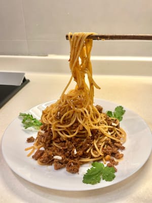 Spaghetti con carne macinata e panna piccante