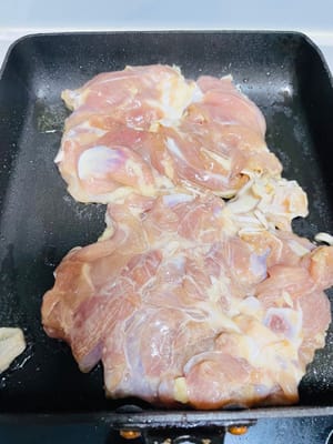 닭고기 가죽을 눌러서 튀깁니다. 닭고기 가죽을 팬에 아래로 놓고, 닭고기 위에 무거운 물체를 누릅니다(저는 호일에 싼 숫돌을 사용했지만, 집에서는 평평한 접시나 무거운 물체를 사용해도 됩니다). 압력을 이용해 닭고기 가죽을 고르게 가열한 후 중불에서 3~4분간 튀겨서 닭고기 가죽이 황금빛이 되고 바삭해질 때까지 튀깁니다.