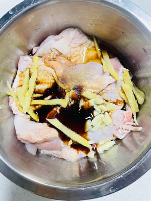 뼈를 발라낸 닭다리살에 생강을 채 썬 것을 넣고 간장 1큰술, 굴소스 1큰술, 백후추 1g, 맛술 1큰술, 소금 1작은술을 넣습니다. 손으로 잘 섞어 양념이 닭고기에 골고루 묻도록 한 후, 30분 이상 재워 양념이 잘 배도록 합니다.