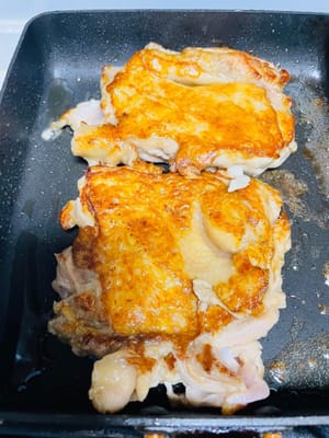 껍질 쪽이 익으면 뒤집어서 약불에서 3~4분간 닭고기 속까지 익도록 굽습니다. 이때 닭고기 두께와 불의 세기를 고려하여 닭고기가 타지 않고 완전히 익도록 굽는 시간을 조절하세요.