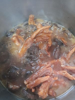 Kemudian masukan kaki bebek kedalam panci bersama jamur tadi ,masak lagi ±20 menit .tambahan( 2 sendok makan saus tiram ,3 sendok makan kecap asin ,1 sendok makan kecap hitam dan gula batu ) aduk rata lalu tutup