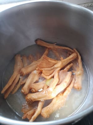 Buang kuku kaki bebek ,lalu cuci , kemudian rebus sebentar saja untuk membuang kotoran,lalu angkat tiriskan