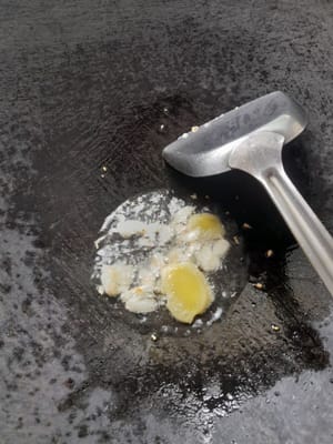 Tumis bawang dan jahe hingga harum