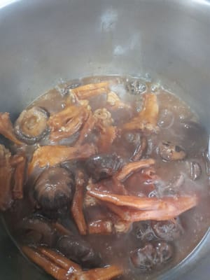 Terakhir tambahkan tepung tapioka 1 sendok makan ,cairkan dengan air lalu aduk rata