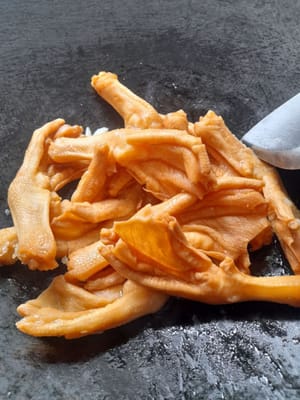 Masuk kan kaki bebek tumis sebentar saja masukan sedikit arak masak ,aduk rata angkat