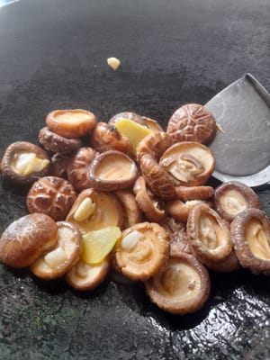 Aggiungere i funghi, farli rosolare finché non saranno profumati, aggiungere 1 cucchiaio di vino da cucina, mescolare bene e togliere dal fuoco.