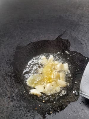 Tumis bawang dan jahe hingga harum