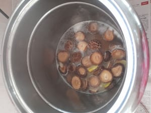 Rebus (ungkep )jamur (dengan air rendaman jamur tadi ) selama ±45 menit .lalu tutup
