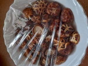 Rendam jamur selama 5 jam menggunakan air ±4 mangkok makan (masukan dalam kulkas )tambahkan arak masak 1 Sendok makan dan 1 sendok makan minyak goreng ,lalu tutup dengan posinci, setelah 5 jam keluarkan dalam kulkas,lalu tiriskan