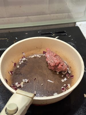 Hackfleisch hinzufügen und weiter braten, bis es braun ist