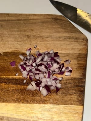 Rote Zwiebel (gehackt)