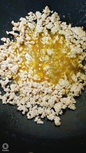 Stir-fry until the color changes. Add a spoonful of cooking wine to remove the fishy smell.