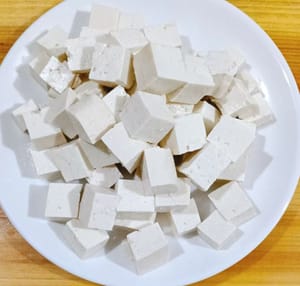 Cut the tofu into small cubes.