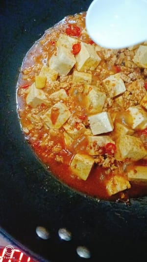 Add garlic and ginger and stir fry evenly.