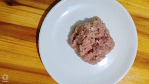 Mix appropriate amounts of starch, salt, soy sauce and cooking oil with the minced meat.