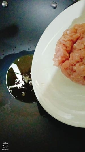 Put some oil in the pot. When the oil is hot, add the minced meat.