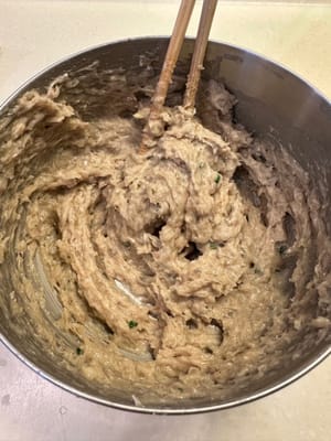 Pour all the seasonings together and stir clockwise until thickened. Then add half a tablespoon of cooking oil and continue stirring clockwise until thickened. Set aside.