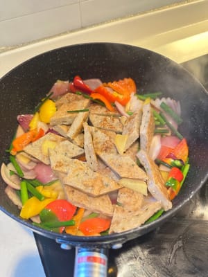 Heat oil in a pan. Add ginger slices and onion, stir-fry briefly, then add yellow and red bell peppers, chives, a little salt, and a little oyster sauce, stir-fry briefly again. Add fish fillets and stir-fry for 1 minute, then turn off the heat.