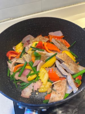 Heat oil in a pan. Add ginger slices and onion, stir-fry briefly, then add yellow and red bell peppers, chives, a little salt, and a little oyster sauce, stir-fry briefly again. Add fish fillets and stir-fry for 1 minute, then turn off the heat.