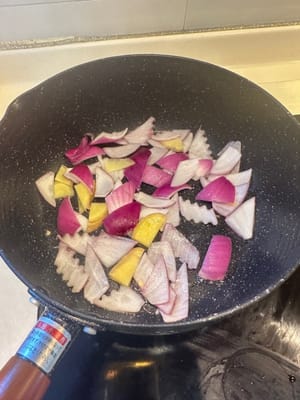 Heat oil in a pan. Add ginger slices and onion, stir-fry briefly, then add yellow and red bell peppers, chives, a little salt, and a little oyster sauce, stir-fry briefly again. Add fish fillets and stir-fry for 1 minute, then turn off the heat.