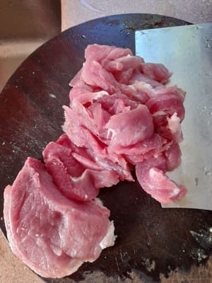 Cuci daging babi ,kemudian iris tipis panjang,marinasi dengan 1/2 sendok teh kecap asin,1 sendok makan tepung tapioka ,1/2 sendok teh minyak