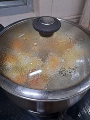 Poner la calabaza blanca y los camarones secos salteados en agua hirviendo (±3 litros de agua), tapar, esperar a que vuelva a hervir, añadir los huevos y la carne de cerdo. Hervir durante ±15 minutos a fuego medio-bajo, tapar.