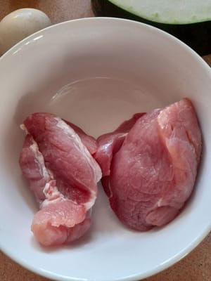 gram daging babi,cuci lalu iris tipis(marinasi dengan ,1/2 sendok teh kecap asin,1 sendok makan tepung tapioka ,1/2 sendok teh minyak goreng,
