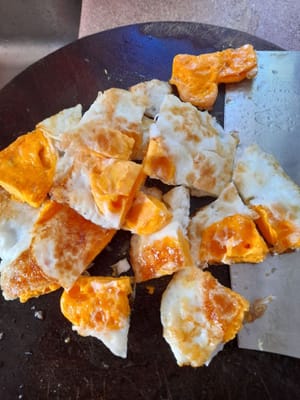 Lalu potong telur menjadi beberapa bagian