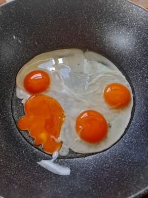 Pecahkan 4 butir telur lalu goreng ,hingga matang
