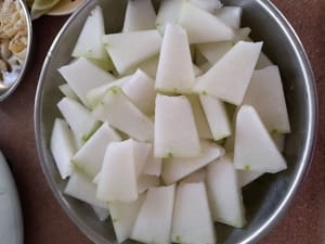 Pelar la calabaza blanca, lavarla y cortarla en tiras finas.