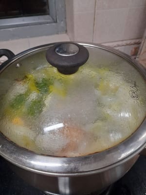 Luego agregar el tallo de apio y los puerros, hervir nuevamente durante ±10 minutos a fuego lento, luego tapar y agregar 1/2 cucharadita de sal y 1/2 cucharadita de pimienta molida, probar.