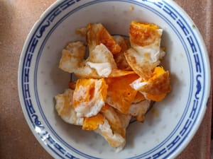 Luego corta los huevos en varios trozos.
