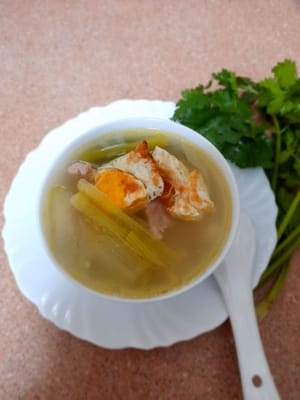La sopa está lista para servir.